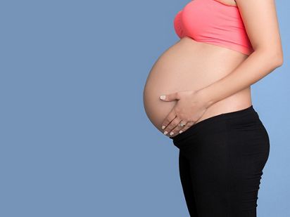 Gravida Pode Beber Cerveja Foto sobre uma mulher gravida nova é terra arrendada sua barriga. gravida pode beber cerveja