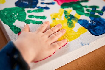 So Beschaftigst Du Kind Und Baby Zuhause Milupa