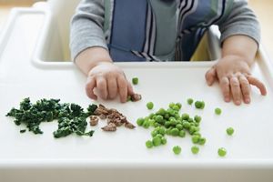 ребенок за столом с продуктами