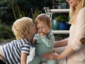 Enfant en bas âge et bébé
