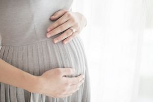 Frau hält ihren Babybauch