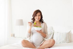 Pregnant women eating salad
