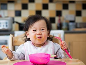 bebe comendo
