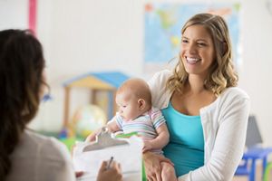 Mae e bebe na creche