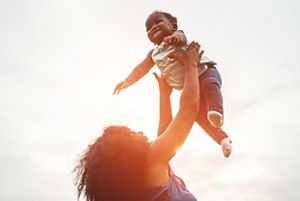 mae e bebe ar livre