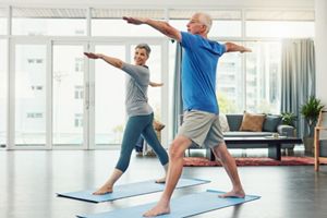 Idosos praticando yoga