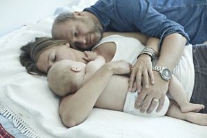 5184x3456px milupa baby 0 bis 4 monate bett eltern mutter vater kuscheln