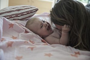 5184x3456px milupa baby 0 bis 4 monate mutter bauch blubbern