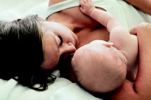 milupa-baby-0-4-monate-mutter-liegen-kuscheln