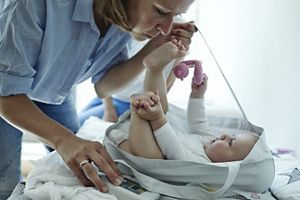 Baby liegt in Trage