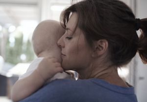 Mutter hält ihr Baby im Arm