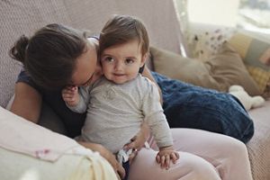 5184x3456px milupa baby 7 bis 12 monate couch sitzen kuss