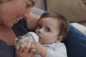 Baby wird mit Fläschchen gefüttert