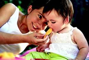 milupa-baby-7-12-monate-mutter-fuettern-obst