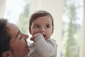 Baby auf Arm der Mutter