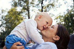 milupa-kleinkind-1-2-jahre-mutter-hochheben-kuss-lachen