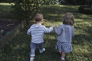 5184x3456px milupa kleinkind 2 bis 3 jahre kinder laufen ruecken