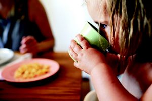 Kleinkind trinkt aus Becher