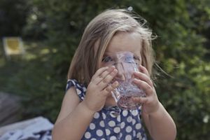 5184x3456px milupa kleinkind 2 bis 3 jahre trinken wasser glas