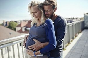 Schwangere Mutter mit Kleinkind