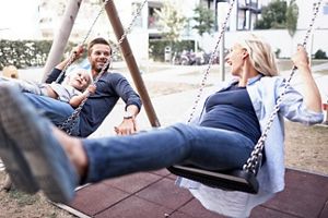 Mama, Papa und Kind schaukeln