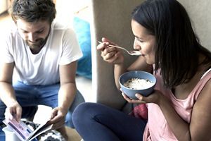 5184x3456px milupa schwanger frau muesli essen loeffel mund