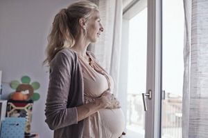 Frau lacht und sieht aus dem Fenster
