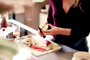 Frau schält Apfel