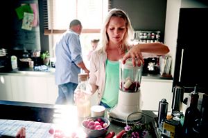 Frau bedient Mixer