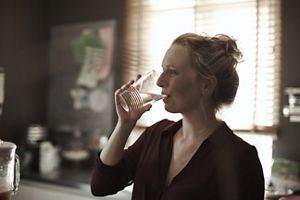 Frau trinkt Wasser