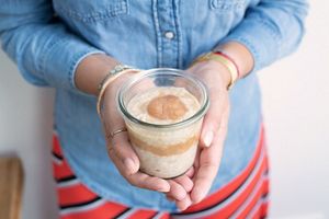 Frau hält Weck-Glas mit Brei in der Hand