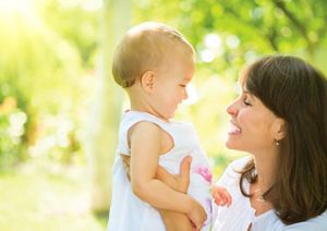 Kleinkind auf dem Arm der Mutter