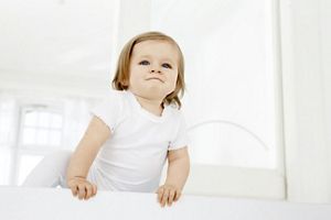 Baby klettert auf einen Stuhl