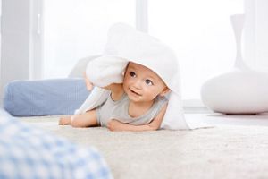 Kleinkind hat ein Handtuch auf dem Kopf