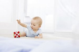 Baby spielt mit einem Würfel