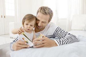 Vater liest Kleinkind vor