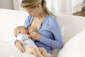 Mère allaitant son bébé