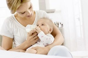 Mutter mit Baby und Fläschchen