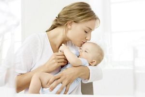Baby wird mit der Flasche gefüttert