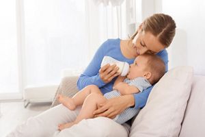 Mutter füttert Baby mit dem Fläschchen