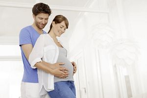 Femme enceinte avec son conjoint