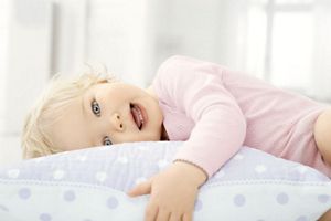 Kleinkind auf dem Bett