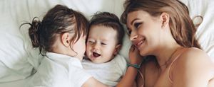 Une mère avec deux enfants