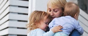 Mutter mit zwei Kindern