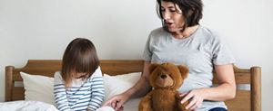 Une mère console un enfant en bas âge