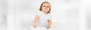 Baby klettert auf einen Stuhl