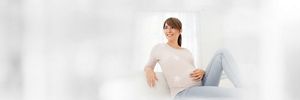 Schwangere Frau hält Babybauch