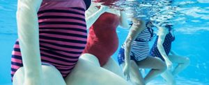 Frau mit Baby schwimmt