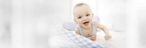 Baby liegt auf Bett