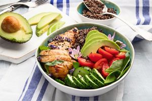 Buddha-Bowl mit Dinkelreis, Hähnchen und Avocado